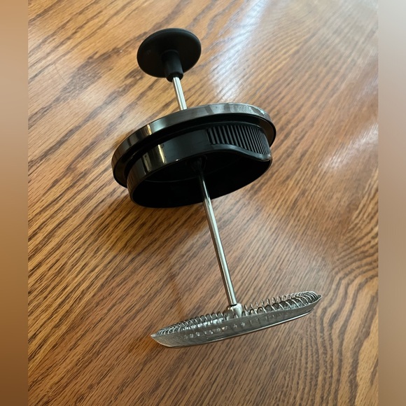 French press coffee maker with 2 matching glass mugs - Picture 7 of 8